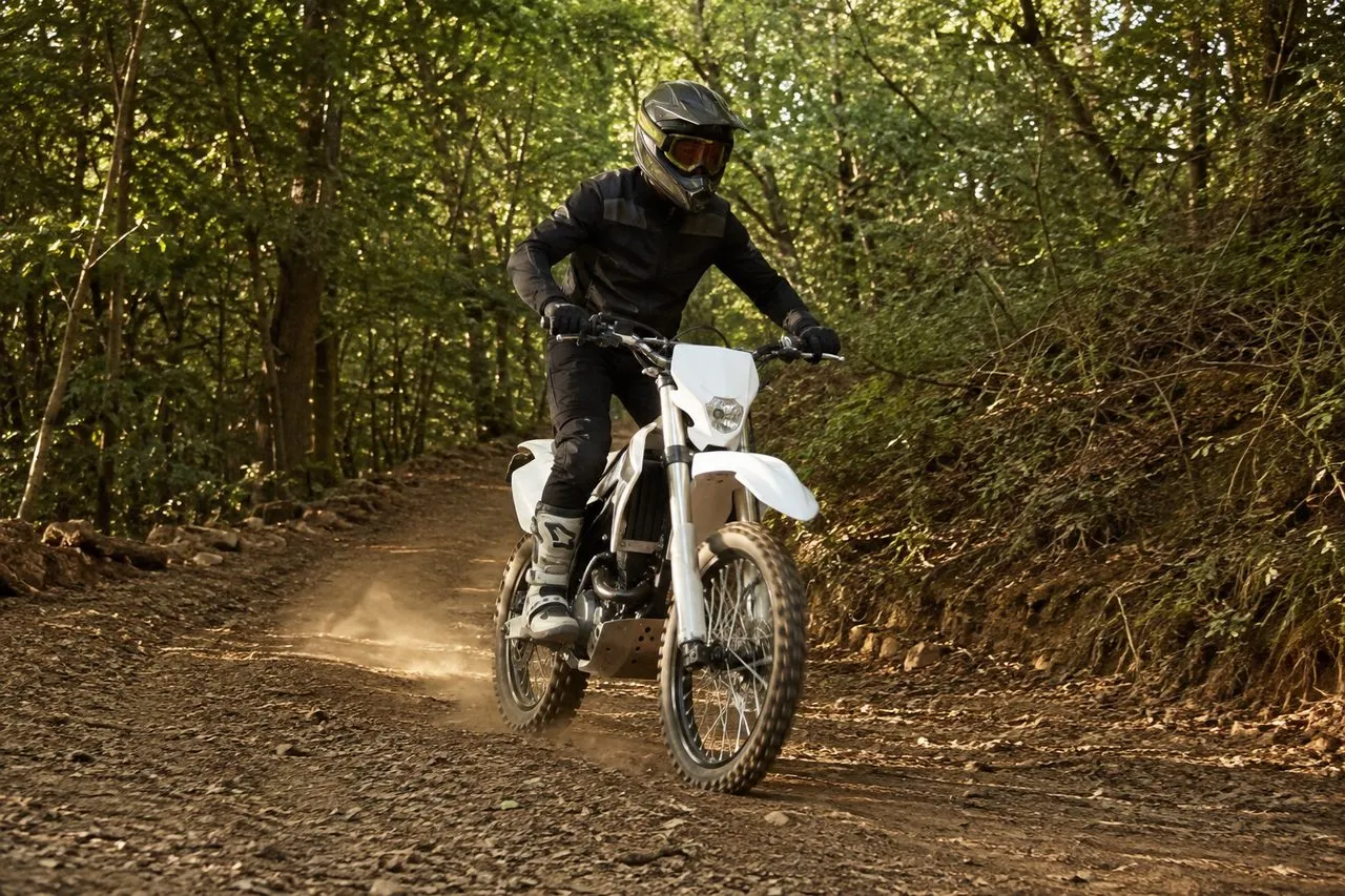 125 enduro: débuter légalement sans se tromper de moteur ni de budget