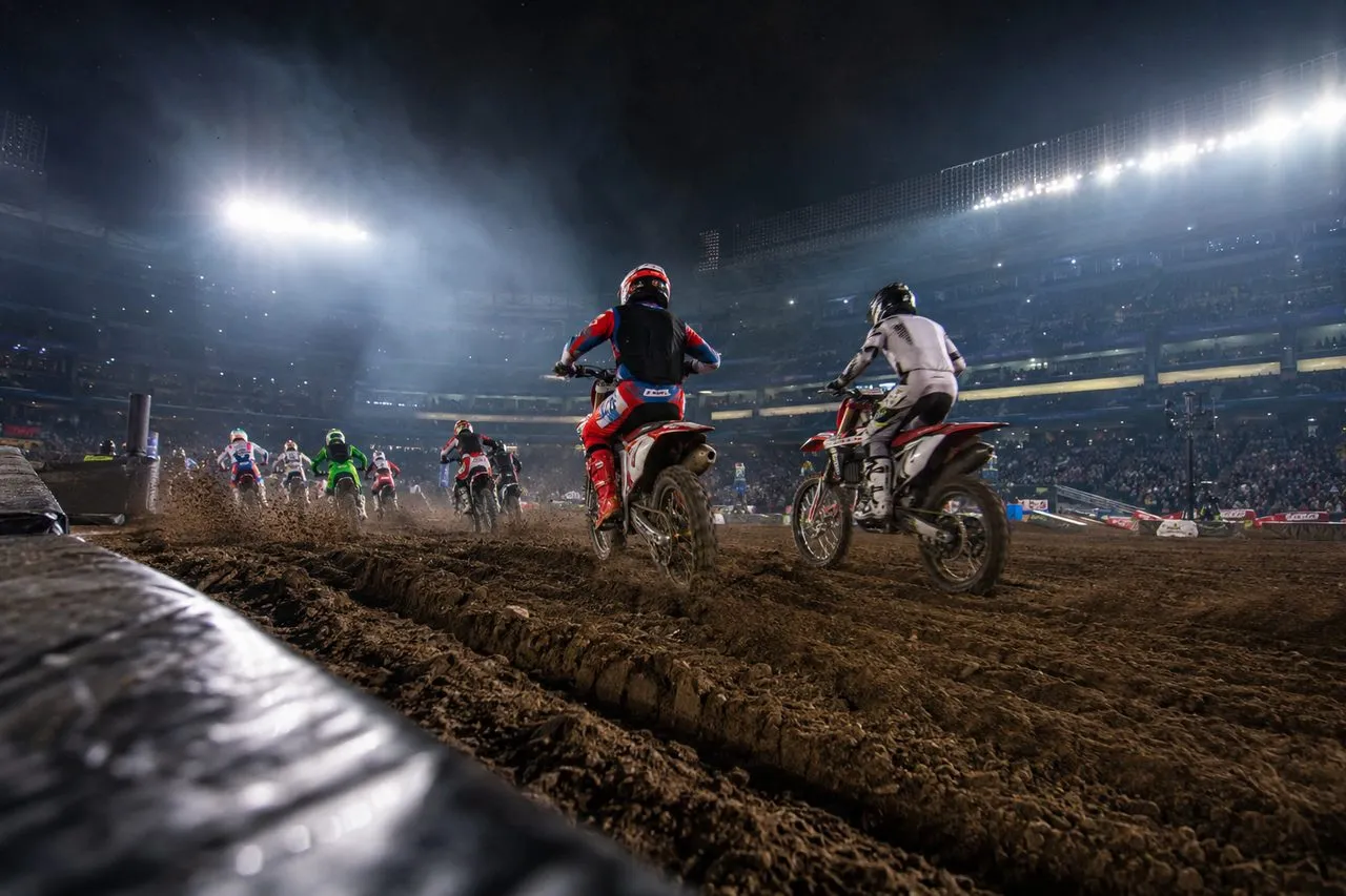 Anaheim 2 Supercross 2025 : horaires, piste, 450, 250 West et résultats